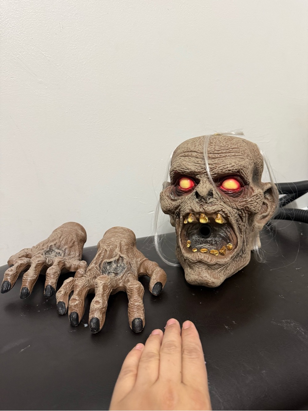 Halloween LED Zombie Head and Hands Decoration - Brown